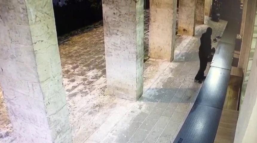 Camiden ayakkabı çalan şahıs kameralara yakalandı