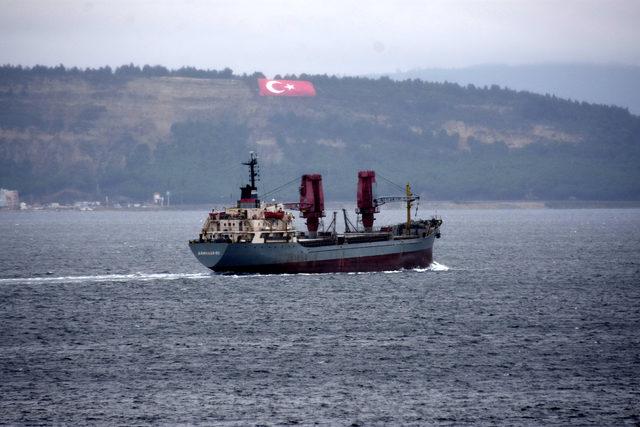 Rus askeri kargo gemisi Çanakkale Boğazı'ndan geçti