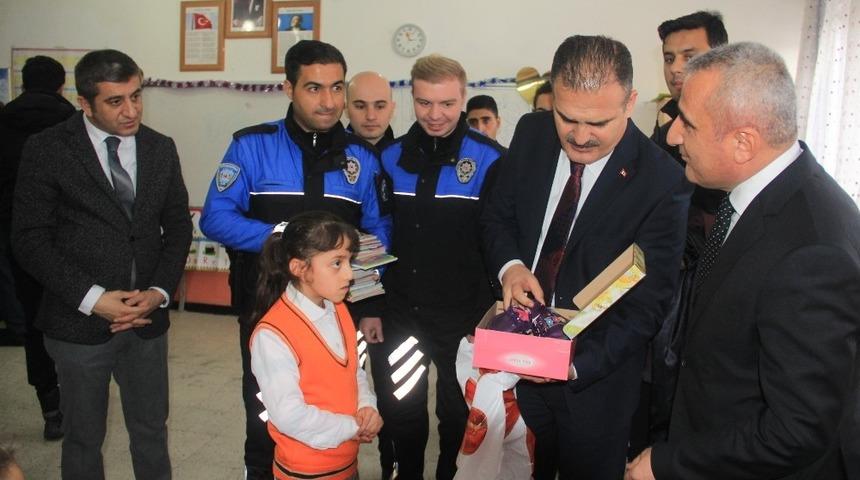 Konya&rsquo;dan Hakkarili &ouml;ğrencilere kışlık malzeme desteği