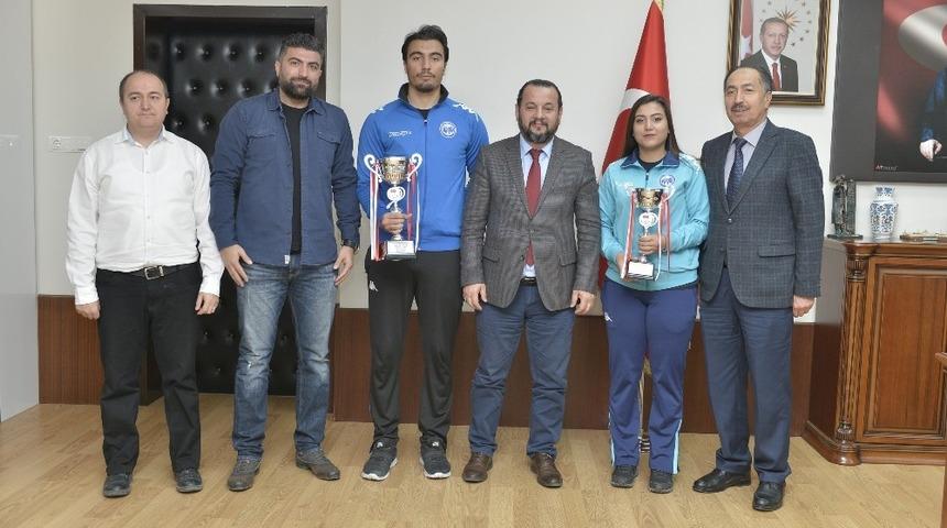 Rekt&ouml;r Akg&uuml;l, &uuml;niversiteye kupa ile d&ouml;nen takımları tebrik etti