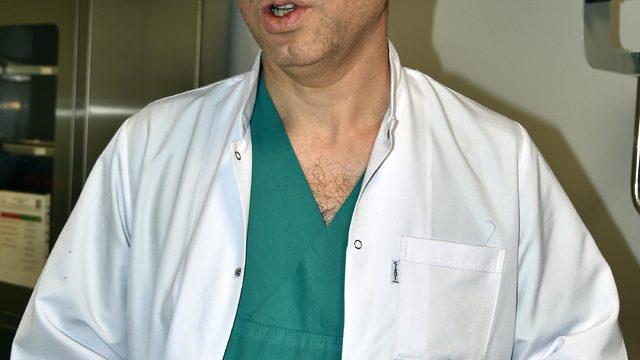 Kusmak için boğazına soktuğu diş fırçasını yuttu