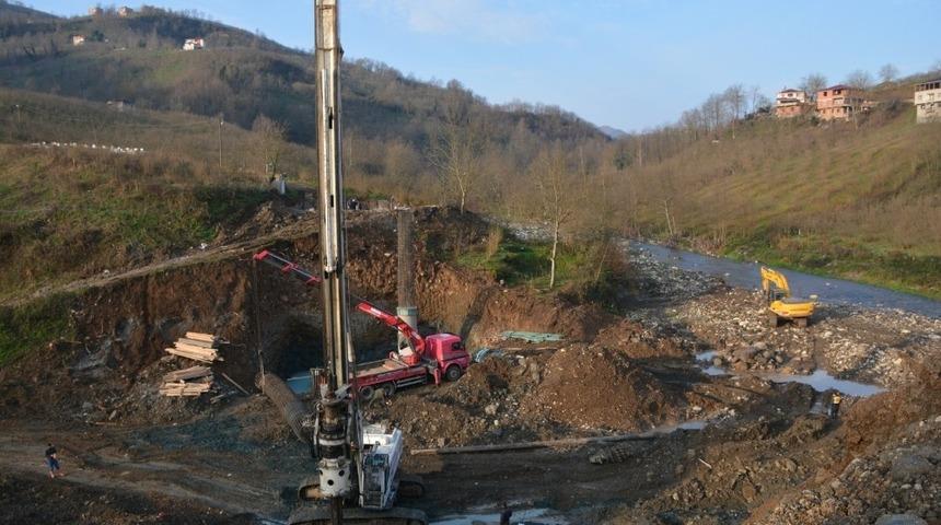 Kargucak-Geyik&ccedil;eli bağlantısına &ouml;m&uuml;rl&uuml;k k&ouml;pr&uuml; yapılıyor