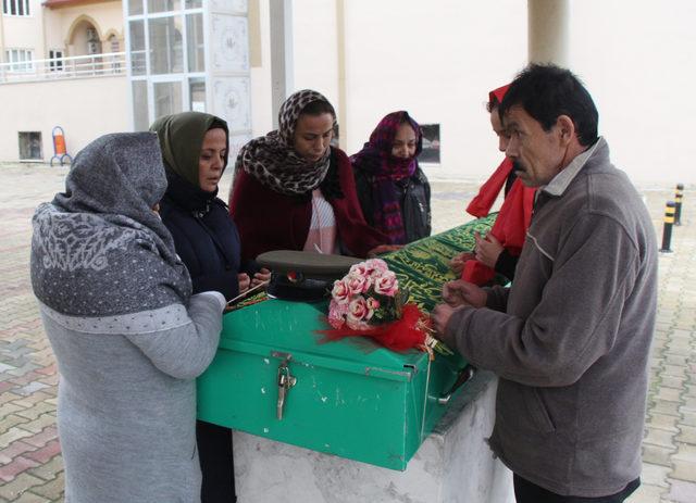 Emekli astsubayın öldürdüğü eşi ve kızı yan yana toprağa verildi (2)