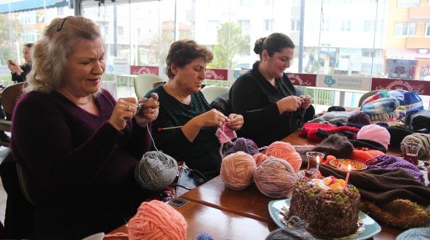 Ev Hanımları bir araya geldi, &ldquo;Bir bere de sen &ouml;r&rdquo; dedi