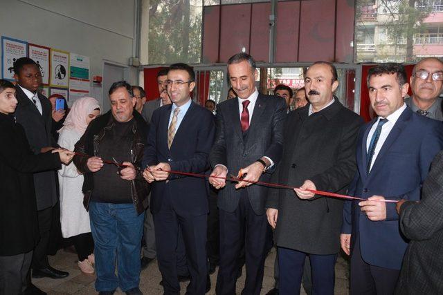 Suriyelilerin yaptığı resimler sergilendi