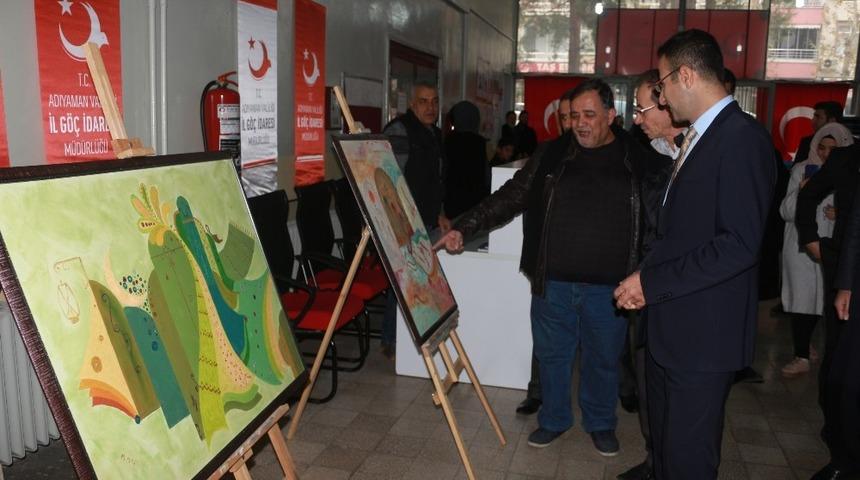 Suriyelilerin yaptığı resimler sergilendi