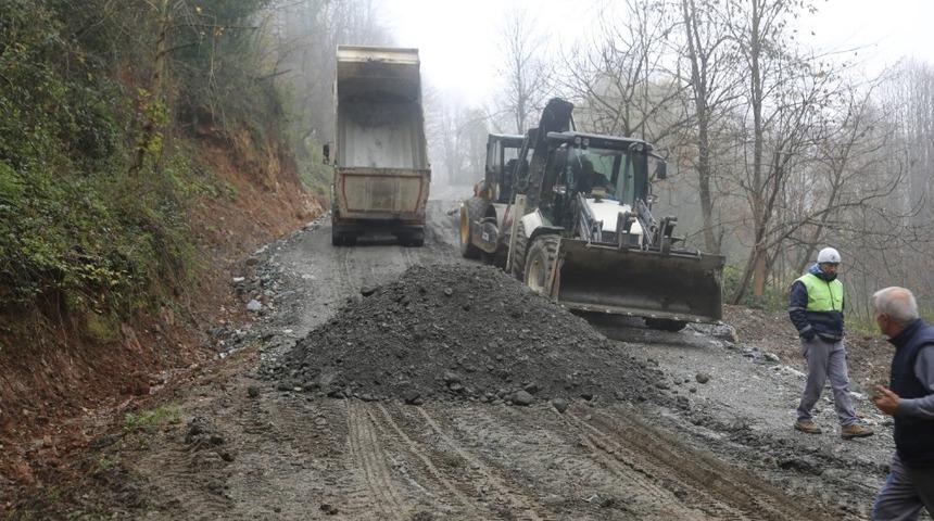 Sapanca Belediye ekipleri stabilize yol &ccedil;alışmasına devam ediyor