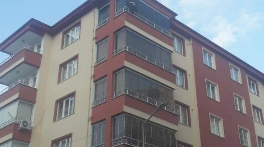 Balkondan sarkan yaşlı kadın y&uuml;rekleri ağızlara getirdi