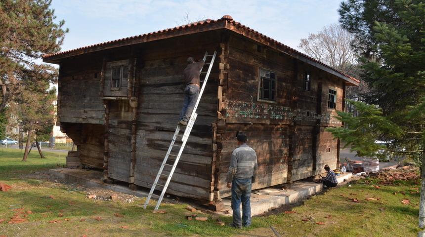 Ahşap ev, Karab&uuml;k'ten s&ouml;k&uuml;l&uuml;p taşındığı Zonguldak'ta kuruldu