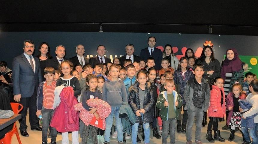 Vali Yazıcı &ouml;ğrencilerle beraber film izledi