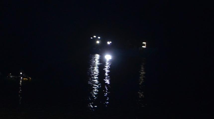 Kayıktan g&ouml;le d&uuml;şen şahsın elbiselerine ulaşıldı