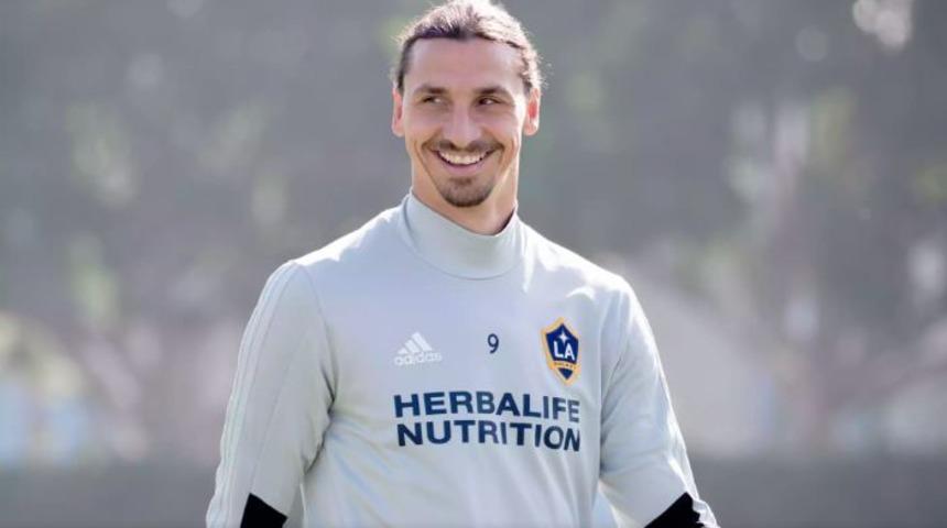 Zlatan Ibrahimovic, Los Angeles Galaxy ile s&ouml;zleşmesini 1 yıl uzattı