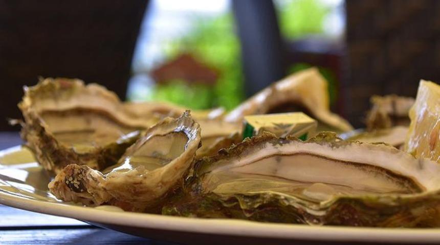 Şansın böylesi! Restoranda yediği istiridyenin içinden binlerce dolar değerinde inci çıktı