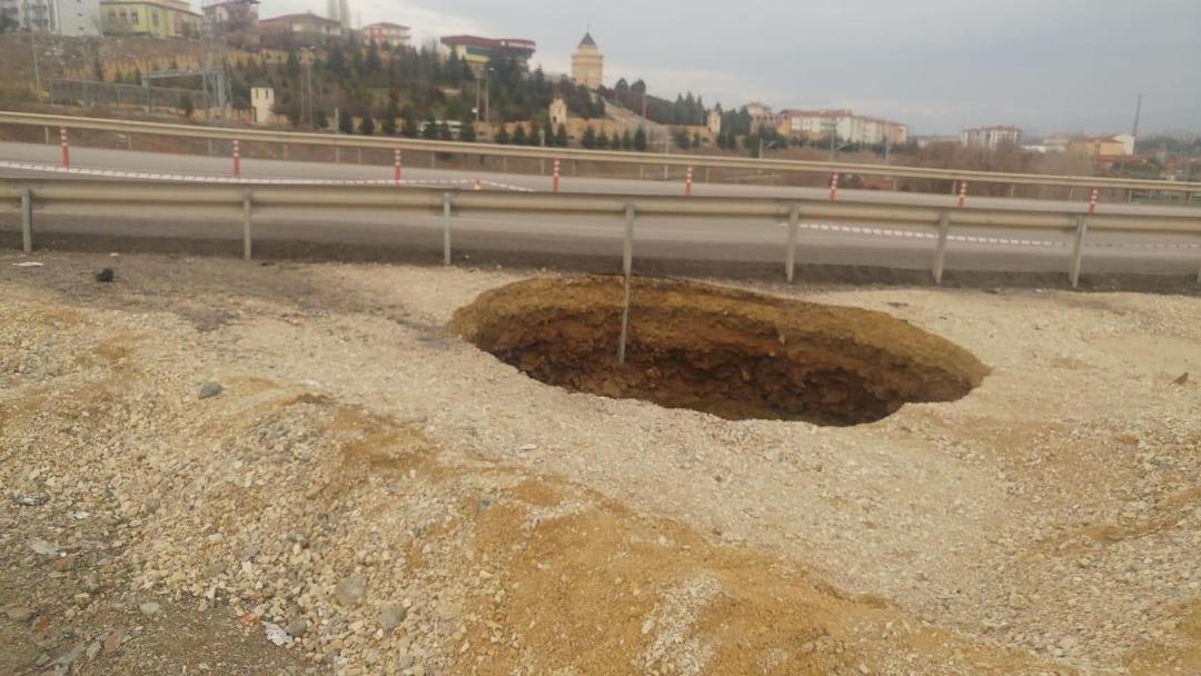 Toprak &ccedil;&ouml;kt&uuml;, 20 metrelik dev &ccedil;ukur oluştu 