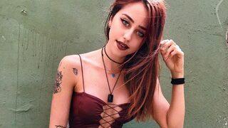 Hamdi Alkan'ın kızı Zeynep Alkan'dan cesur poz!