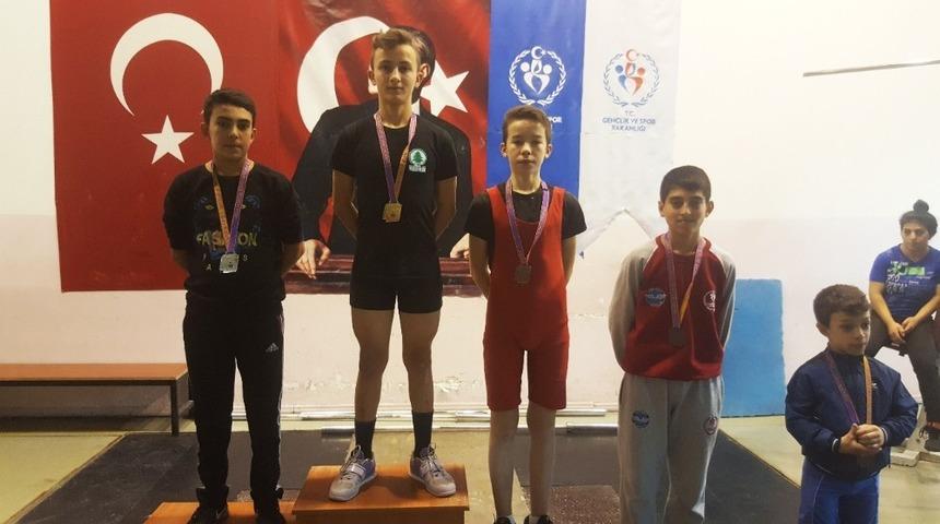 Pursaklar Belediyesi halterde 2 altın madalya daha kazandı