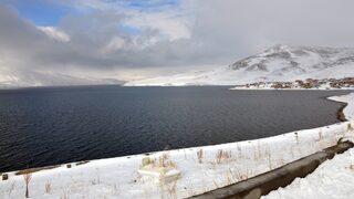 Türkiye'nin en yüksek gölü beyaza büründü