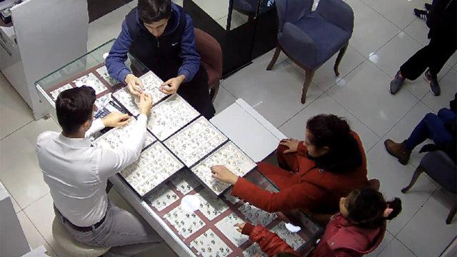 Kuyumcuda çocuklara alyans çaldıran çift aranıyor