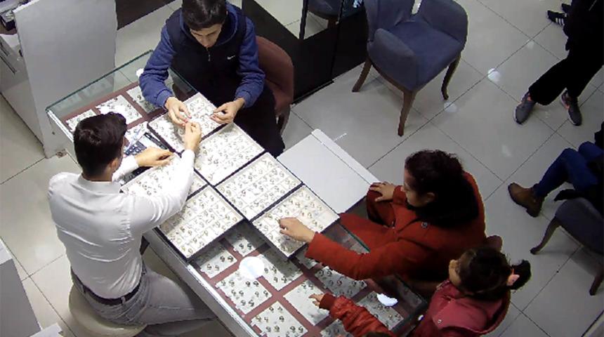 Kuyumcuda &ccedil;ocuklara alyans &ccedil;aldıran &ccedil;ift aranıyor