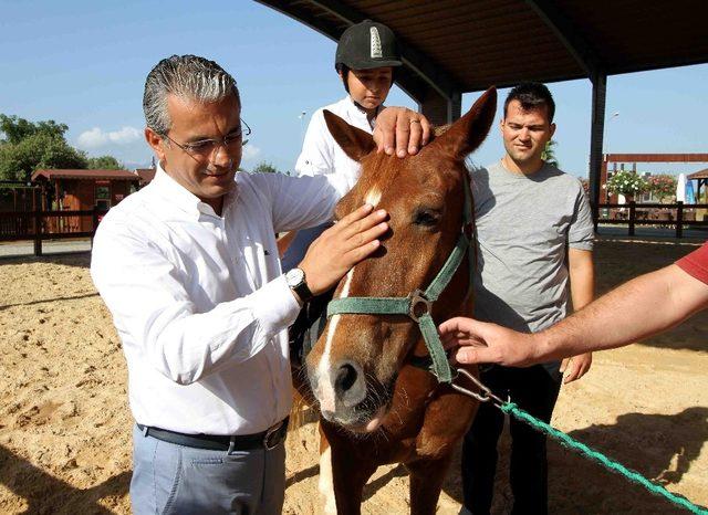 Kaçak papağanlar Karşıyakalı oldu