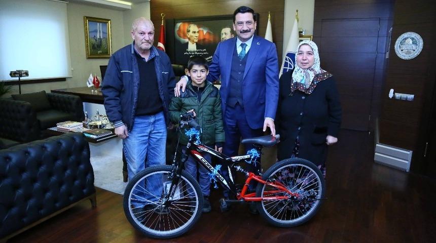 Başkan Ak&rsquo;tan Yunus Emre&rsquo;yi g&uuml;l&uuml;mseten hediye