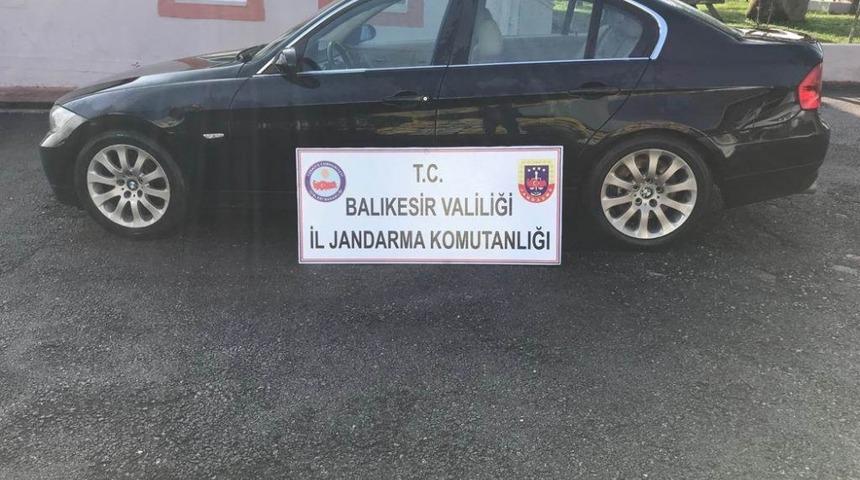 Jandarma g&uuml;mr&uuml;k ka&ccedil;ağı l&uuml;ks aracı yakaladı