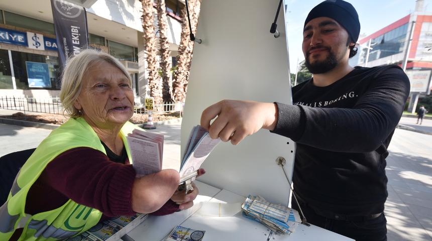 'Şanslı abla', b&uuml;y&uuml;k ikramiye hayali kuranlara umut oldu