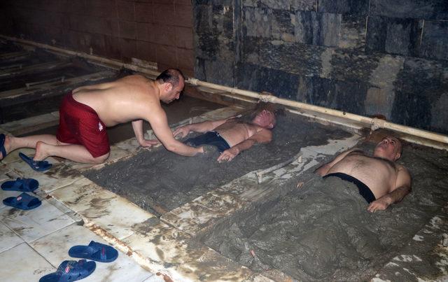 45 derece sıcaklıktaki &ccedil;amur banyosunda şifa arıyorlar 1