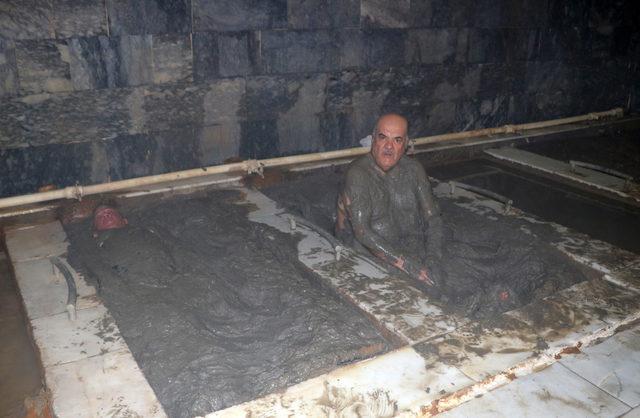 45 derece sıcaklıktaki &ccedil;amur banyosunda şifa arıyorlar 2