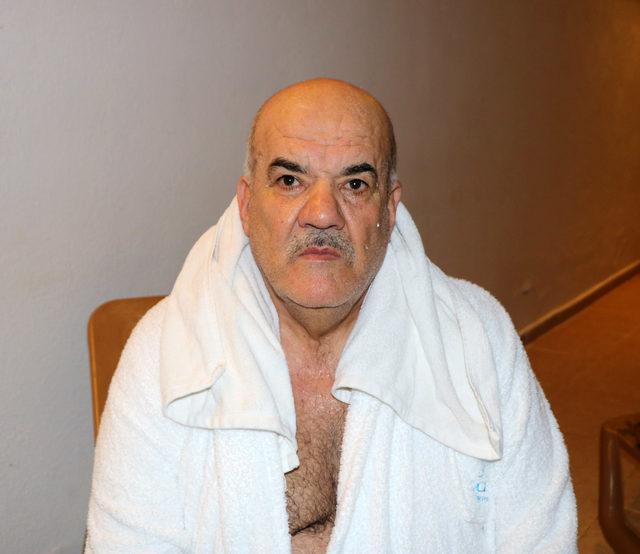 45 derece sıcaklıktaki &ccedil;amur banyosunda şifa arıyorlar 3