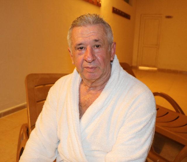 45 derece sıcaklıktaki &ccedil;amur banyosunda şifa arıyorlar 4