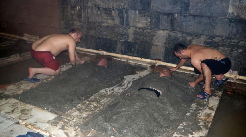 45 derece sıcaklıktaki &ccedil;amur banyosunda şifa arıyorlar