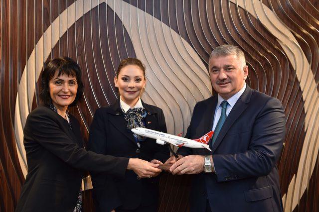 THY Genel M&uuml;d&uuml;r&uuml; Ekşi u&ccedil;akta doğuma yardım eden ekibi ağırladı 1