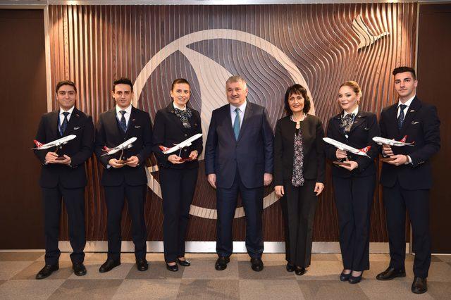 THY Genel M&uuml;d&uuml;r&uuml; Ekşi u&ccedil;akta doğuma yardım eden ekibi ağırladı 2