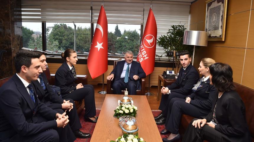 THY Genel M&uuml;d&uuml;r&uuml; Ekşi u&ccedil;akta doğuma yardım eden ekibi ağırladı