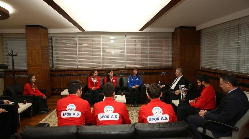 Şampiyon ok&ccedil;ular Başkan Mustafa &Ccedil;elik&rsquo;i ziyaret etti