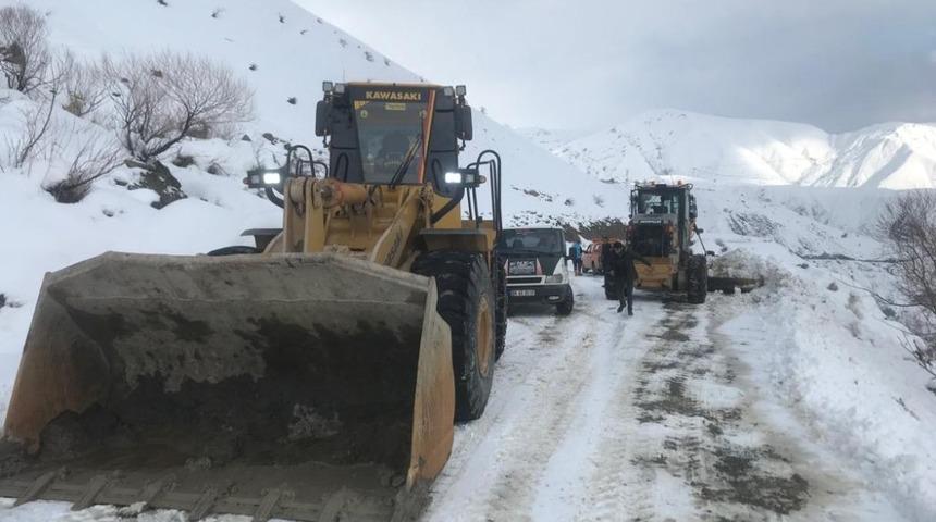 Hakkari&rsquo;de k&ouml;y ve mezra yolları yeniden a&ccedil;ıldı