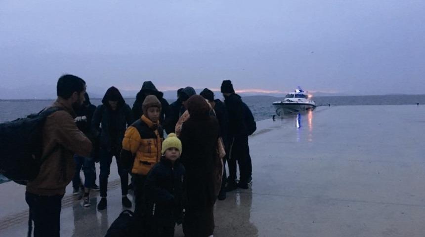 Fırtınada lastik botları s&uuml;r&uuml;klenen ka&ccedil;ak g&ouml;&ccedil;menler kurtarıldı