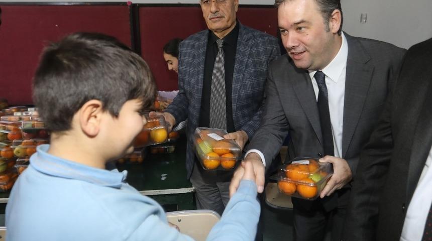 Bucalı &ccedil;ocuklara meyve dağıtıldı