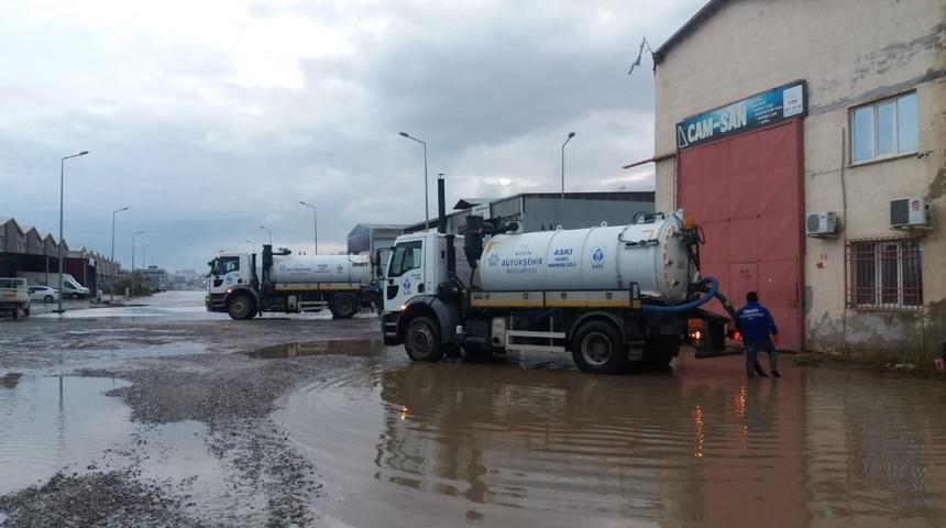 ASKİ ekipleri ASTİS&rsquo;te yaşanan yağmur suyu sorununa m&uuml;dahale etti