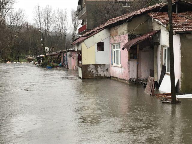 Sarıyer'de dere taştı<br />
