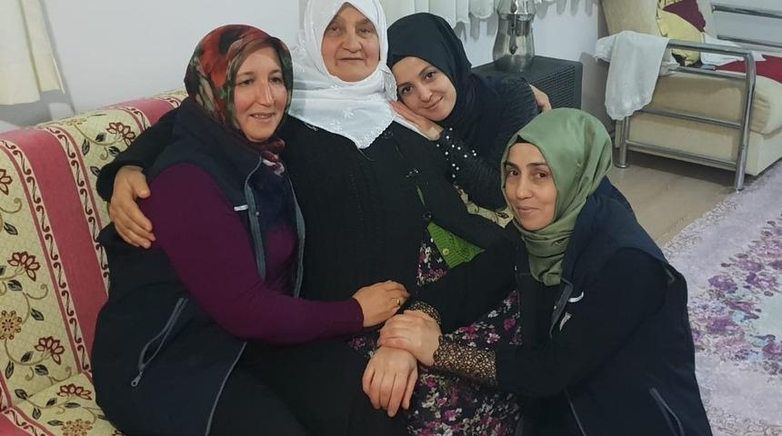 Alo Evlat ekipleri Binnaz anneyi yalnız bırakmadı