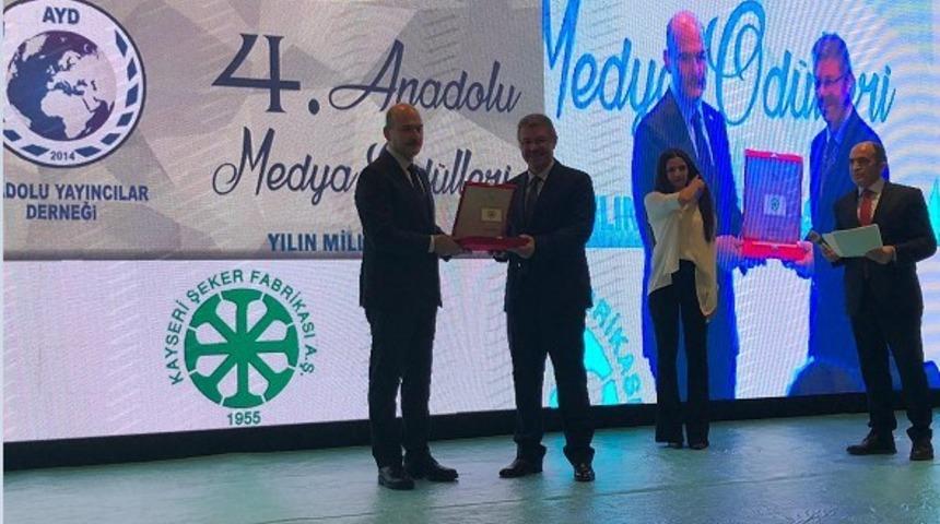 Bakan Soylu&rsquo;dan Başkan Akay&rsquo;a plaket
