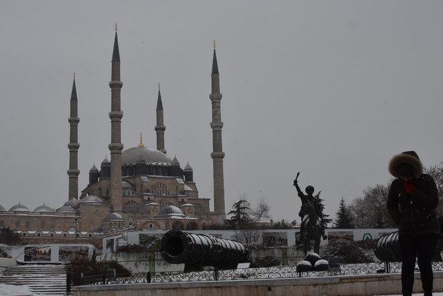 Trakya'yı kar yağışı vurdu; Okullar tatil edildi, kazalar oldu