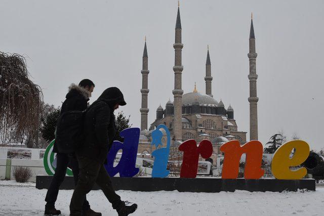 Trakya'yı kar yağışı vurdu; Okullar tatil edildi, kazalar oldu