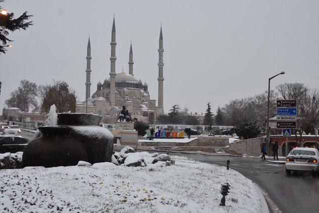 Trakya'yı kar yağışı vurdu; Okullar tatil edildi, kazalar oldu