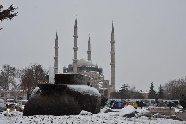 Trakya'yı kar yağışı vurdu; Okullar tatil edildi, kazalar oldu