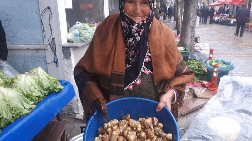 79 yaşındaki Ayşe nine pazarcılık yapıyor