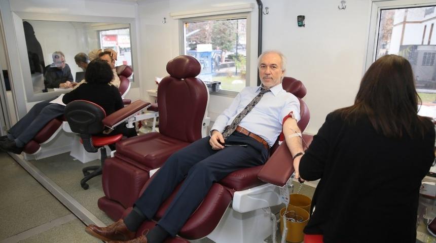 Başkan Sara&ccedil;oğlu&rsquo;ndan kan bağışına destek