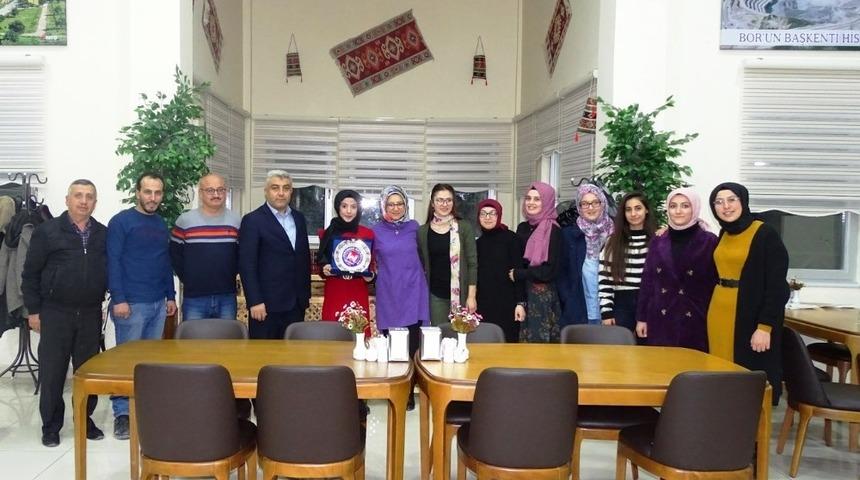 Başkan &Ccedil;alışkan, kısa metrajlı film ekibini plaketle &ouml;d&uuml;llendirdi